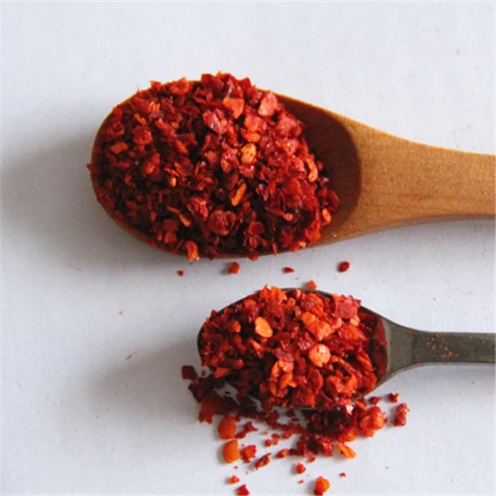 Polvere di paprika a scaglie rosse piccanti essiccate di peperoncino dolce intero